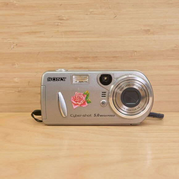 Sony Cyber-shot DSC-P92 / 5.0MP Digital Camera / 3x Optical Zoom / Made in Japan - Picture 2 of 9